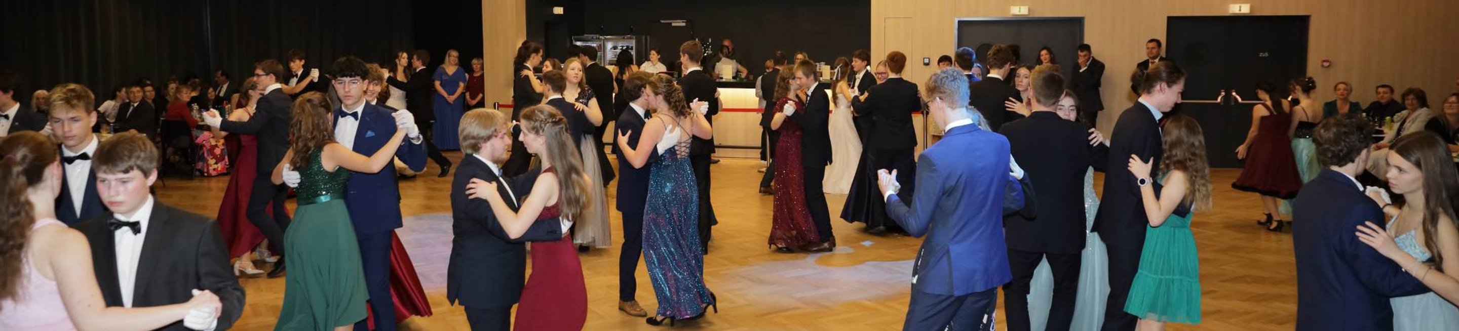 Taneční sál s tančími páry